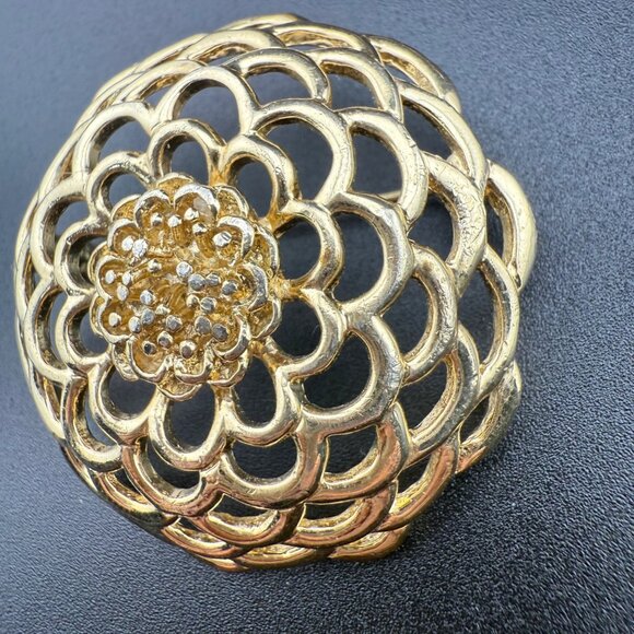 Vintage Monet Gold-Tone Floral Brooch Pin Textured Filigree Design Elegant Costu - Picture 3 of 6